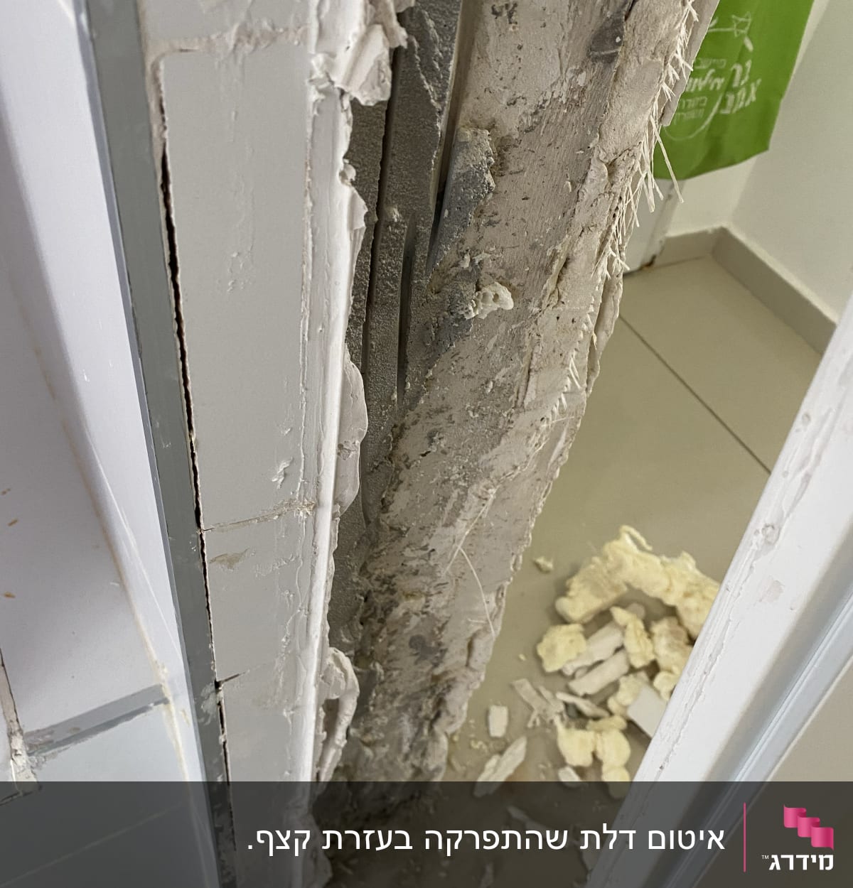 מסגרת דלת עם טיח מתקלף וחומרי בנייה